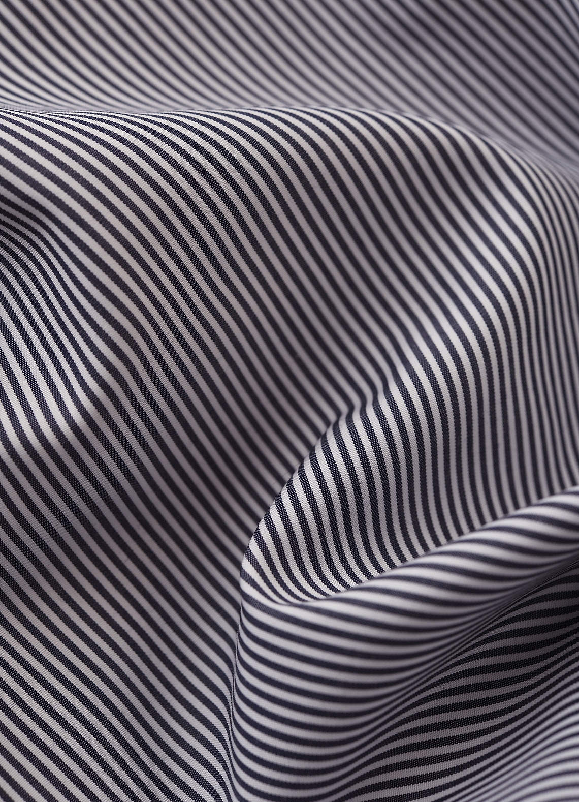 front Aiden Weiß Klassisch Blau Gestreiftes Hemd aus 100 % Baumwolle, bügelfrei