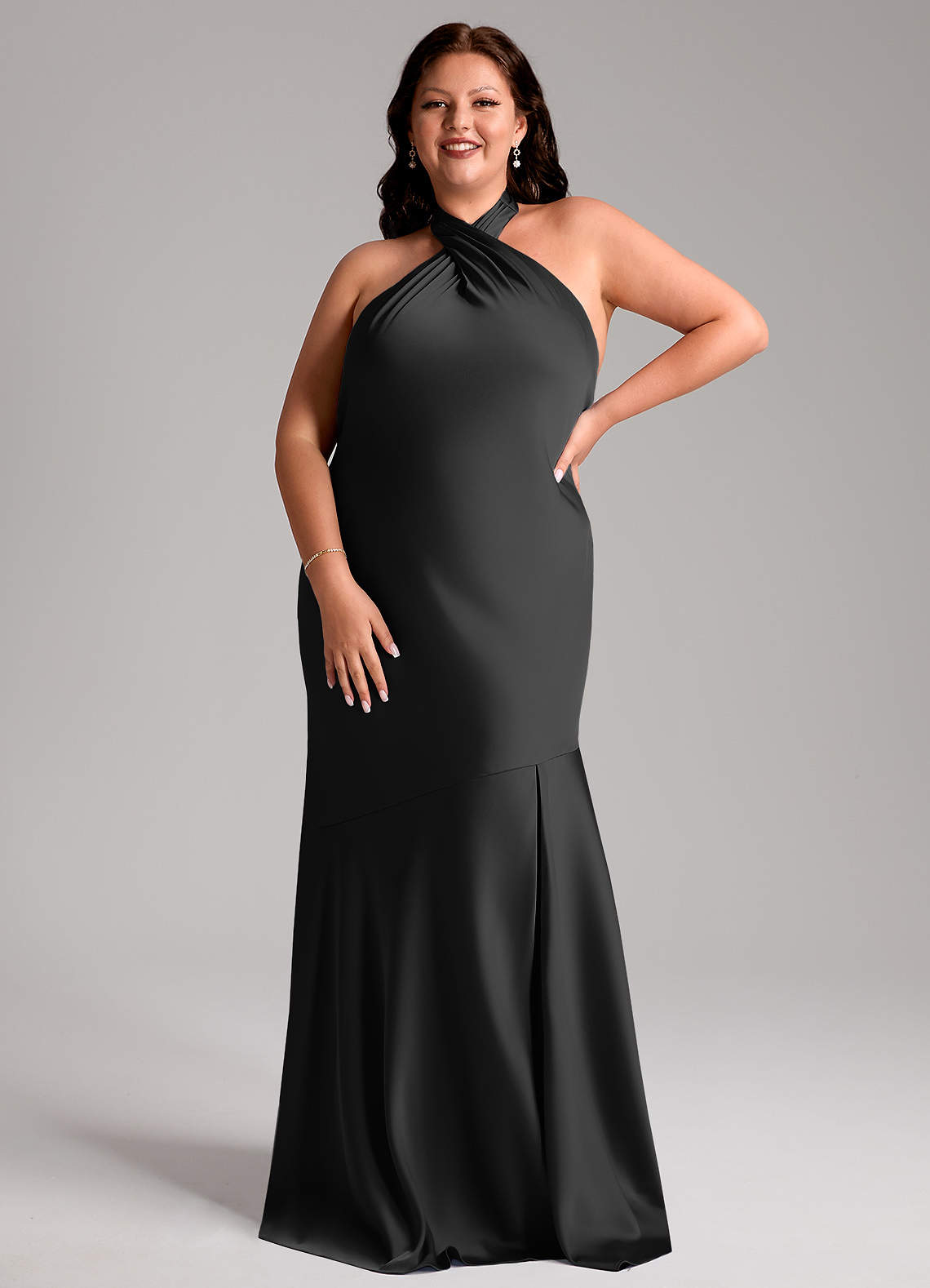 Azazie Lorena Robes de demoiselle d'honneur Robe Sirène en Satin extensible Plissée Noir image1