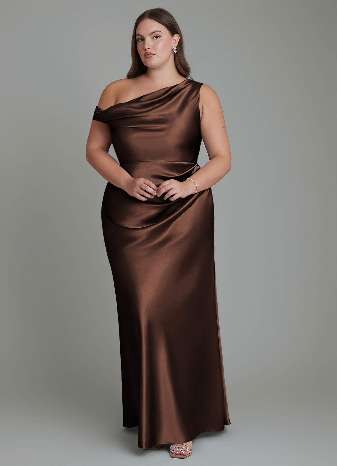 Azazie Emerson Jurken voor bruidsmeisjes Jurk van Metaalachtig Satijn met Zeemeermin Off-shoulder Ganache image1