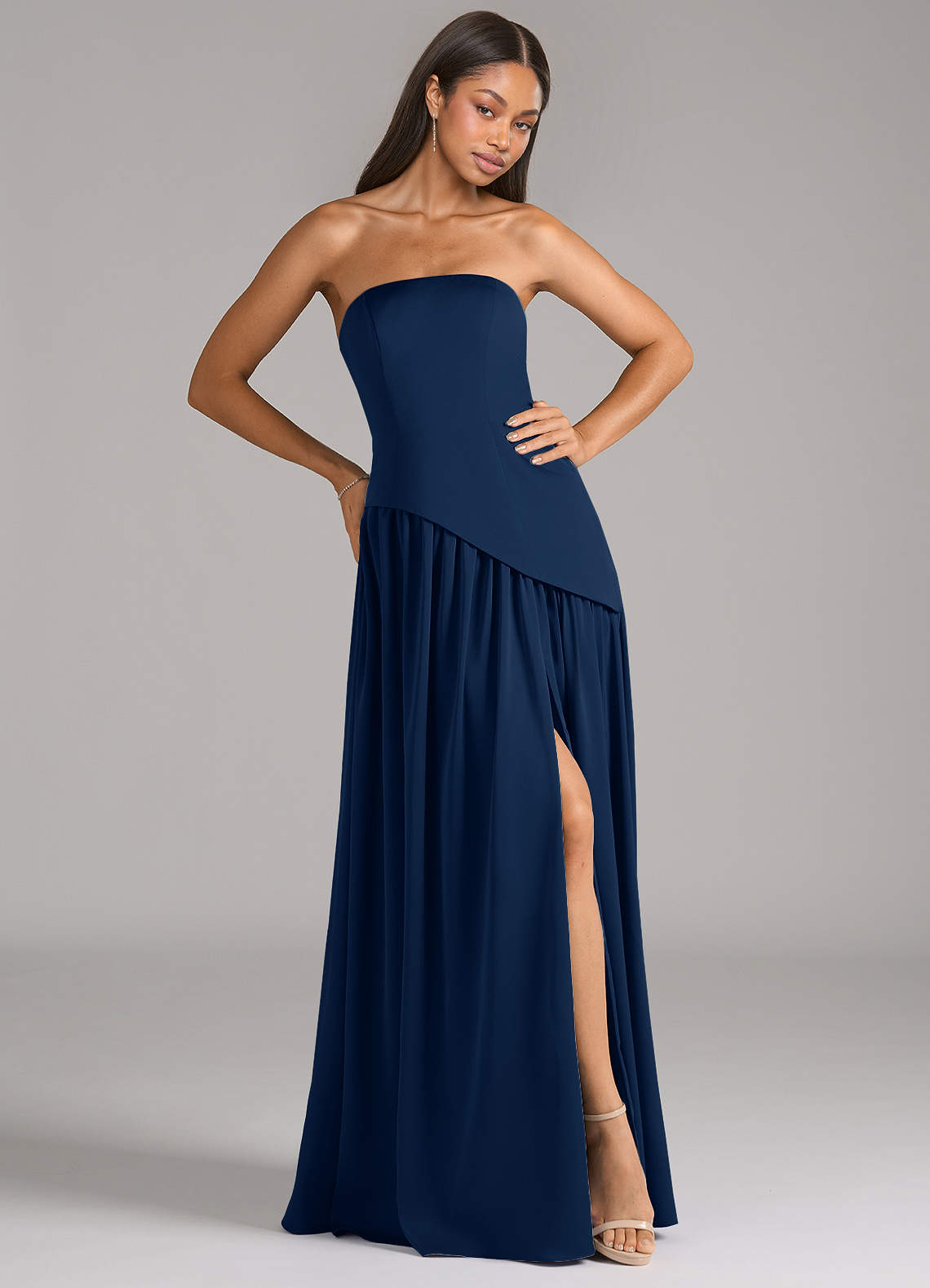 Azazie Adeline Vestidos de damas de honor Vestido de Azul Marino Oscuro de Satén Elástico de Corte en A Convertible con Sin tirantes image3