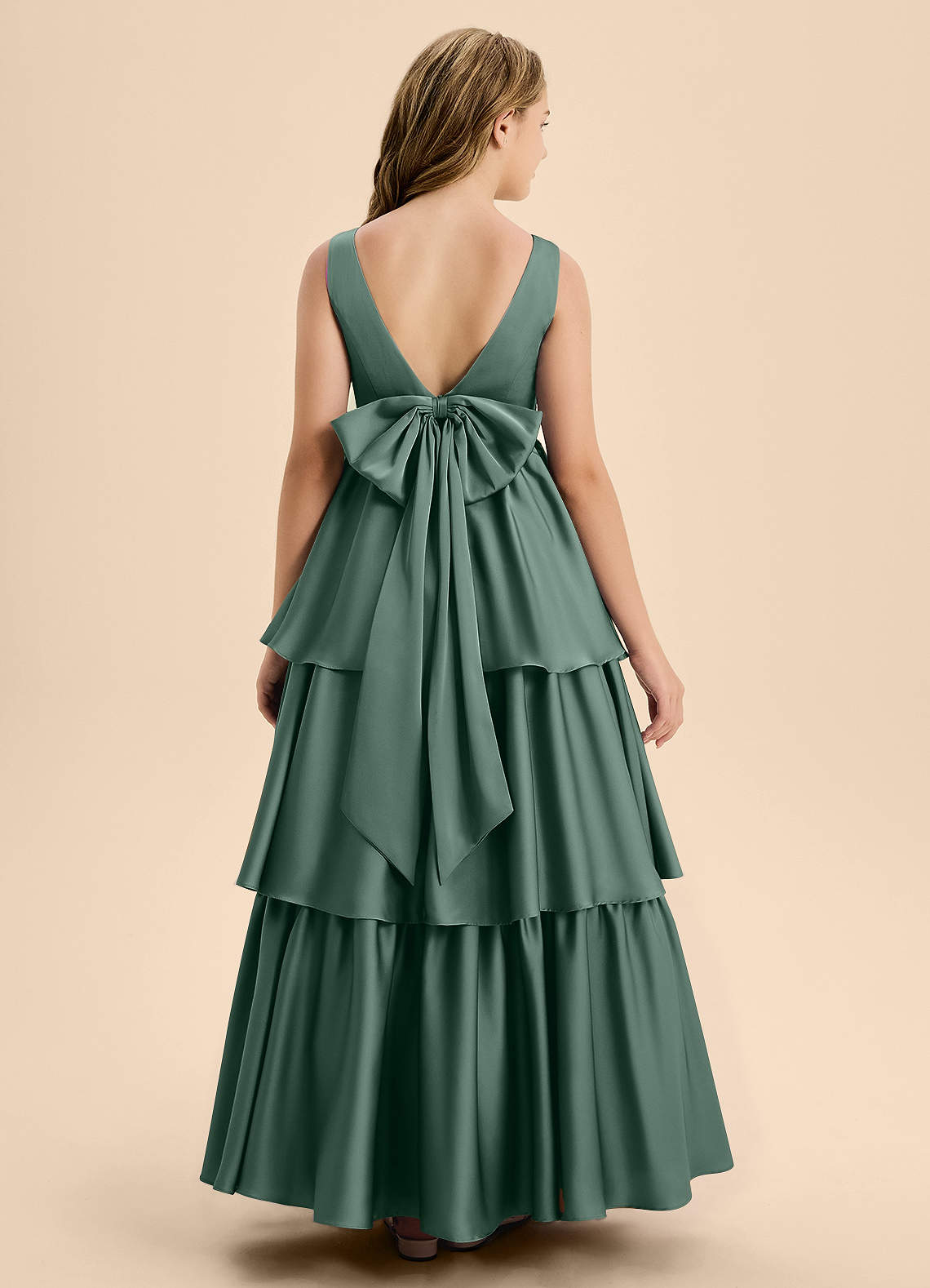 Azazie Meadowyn Junior Robe Trapèze en Satin extensible Arc Eucalyptus image1