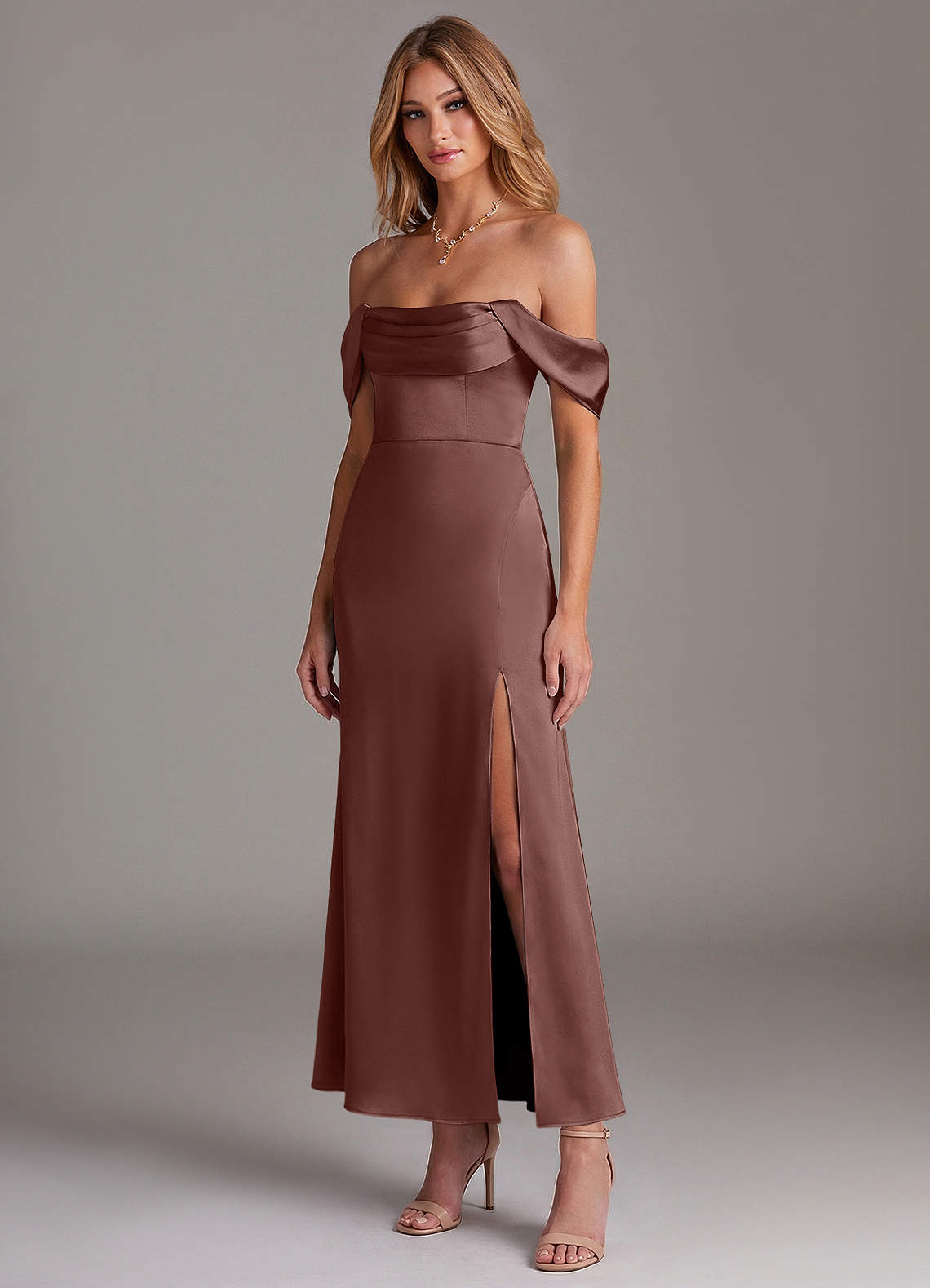 Azazie Saige Robes de demoiselle d'honneur Robe Sirène en Satin extensible Épaule décolletée Expresso image3