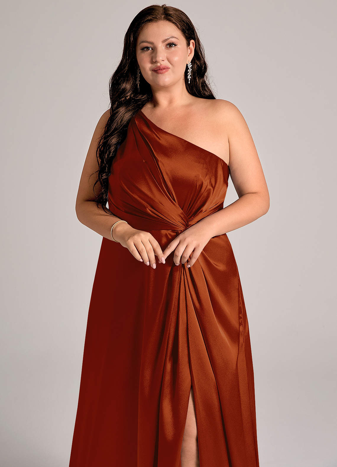 Azazie Brooke Probar vestidos en casa Vestido de Negro de Satén Metálico de Corte en A con Hombro unilateral image12