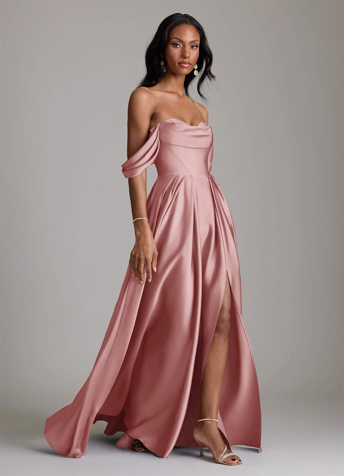 Azazie Loisa Vestidos de madrinha de casamento Vestido Rosa Empoeirada de Cetim elástico de Linha A com Ombros Caídos image5