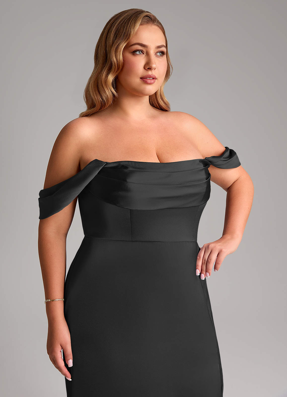 Azazie Saige Jurken voor thuis passen Jurk van Stretch Satijn met Kolom Off the Shoulder Zwart image13