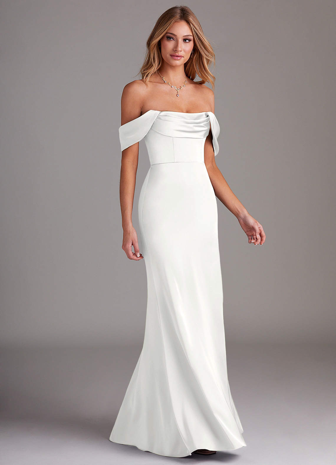 Azazie Saige Jurken voor bruidsmeisjes Jurk van Stretch Satijn met Kolom Off the Shoulder Wit image5