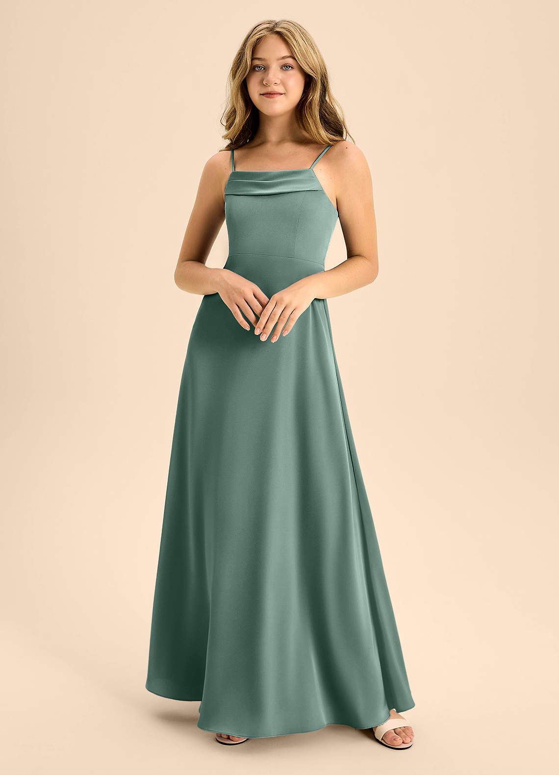 Azazie Anselie Junior Vestido de Eucalipto de Satén Elástico de Corte en A con Vestidos sin tirantes image2