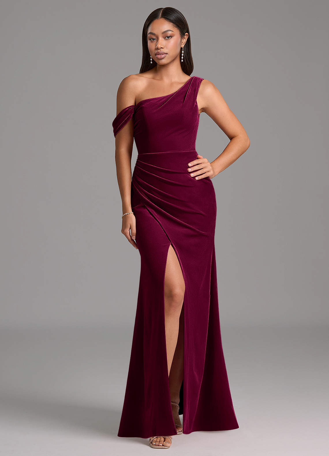 Azazie Madelyn Robes de demoiselle d'honneur Robe Fourreau en velours Ue épaule Cabernet image1