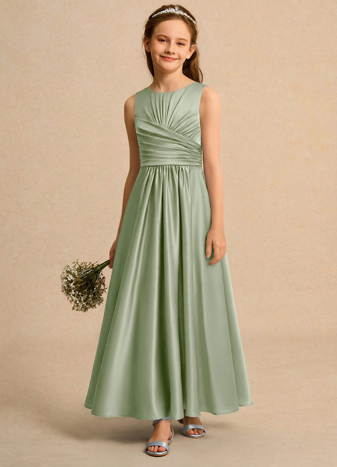 Azazie Ducky Girls Formal Vestidos de florista Vestido Dusty Sage de Cetim elástico de Linha A com Plissado image3