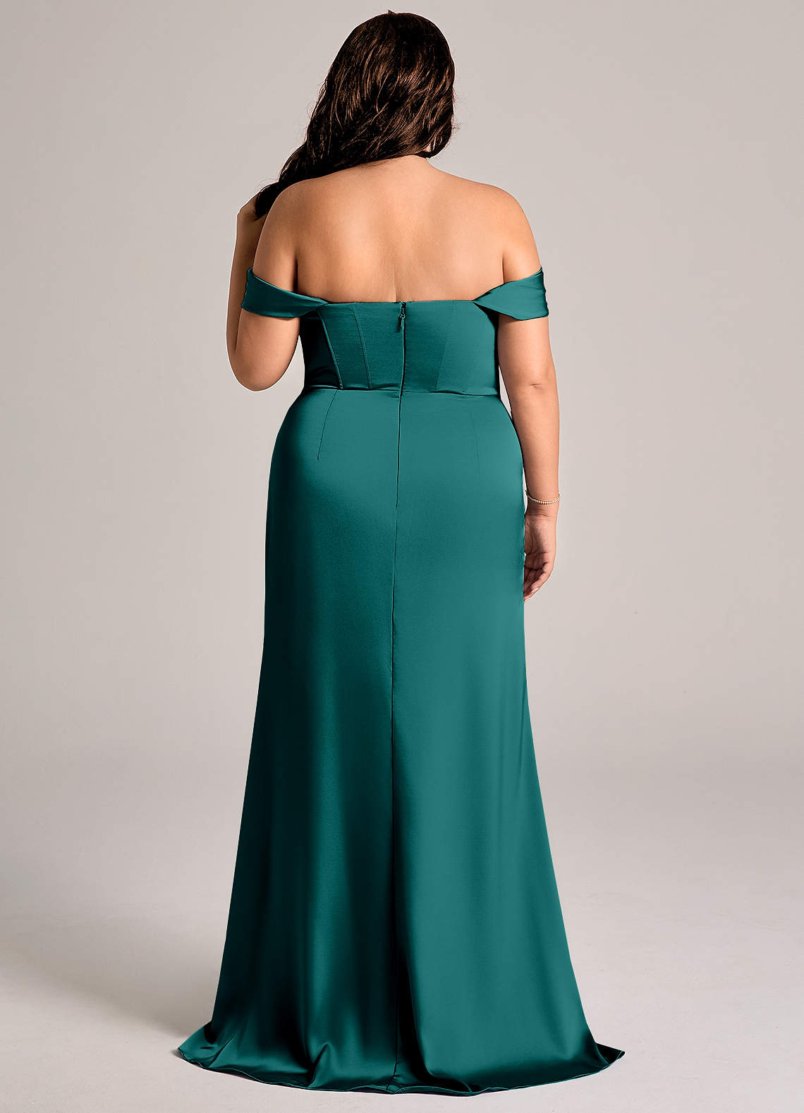 Azazie Johana Robes de demoiselle d'honneur Robe Sirène Convertible en Satin extensible Épaule décolletée Paon image8