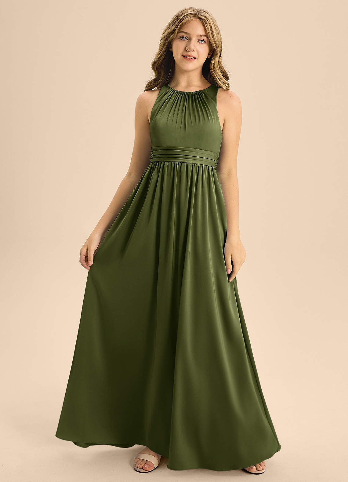 Azazie Jaylah Junior Vestido de Oliva de Satén Elástico de Corte en A con Plisado image3