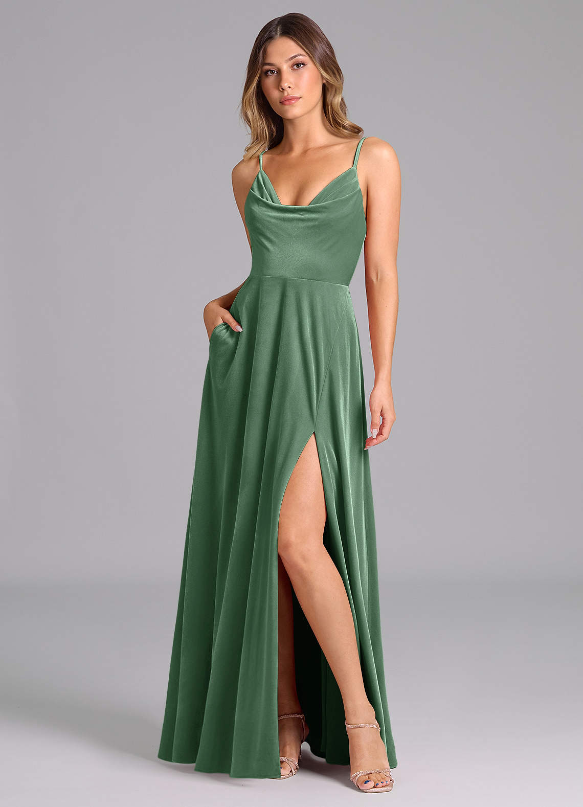 Azazie Sarella Robes de demoiselle d'honneur Robe Trapèze en velours Plissée Eucalyptus image1