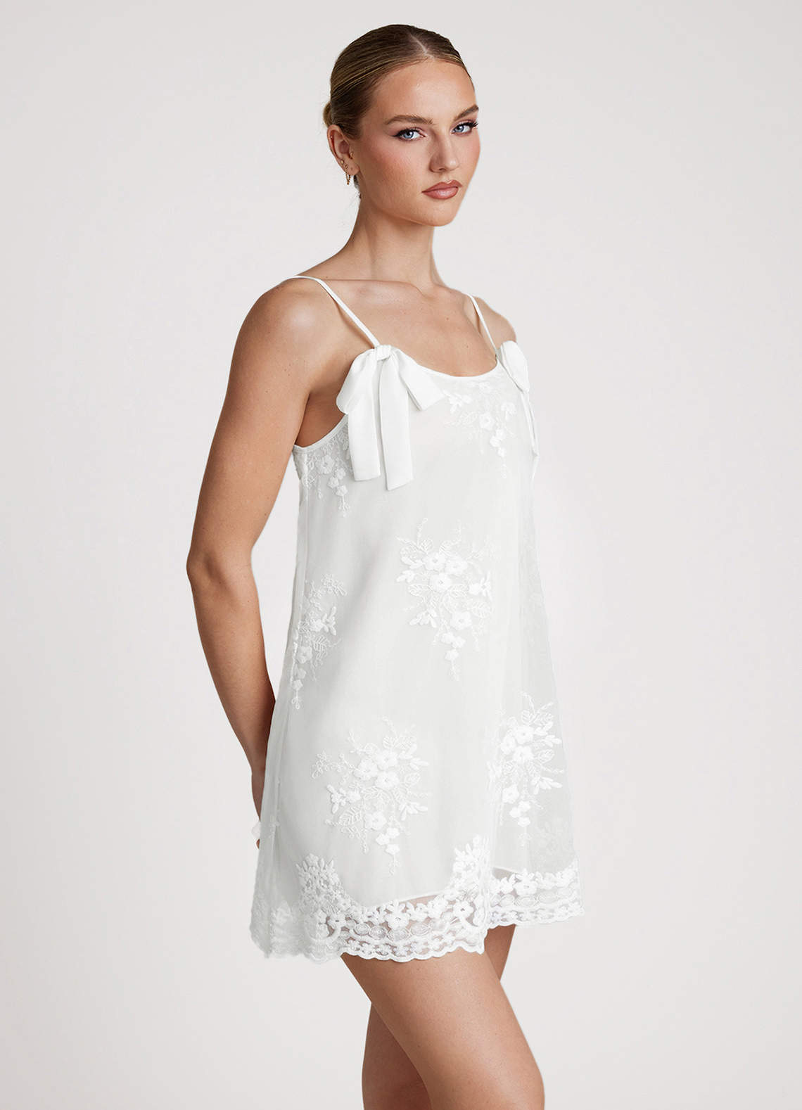 front Robe nuisette classique en satin et dentelle transparente