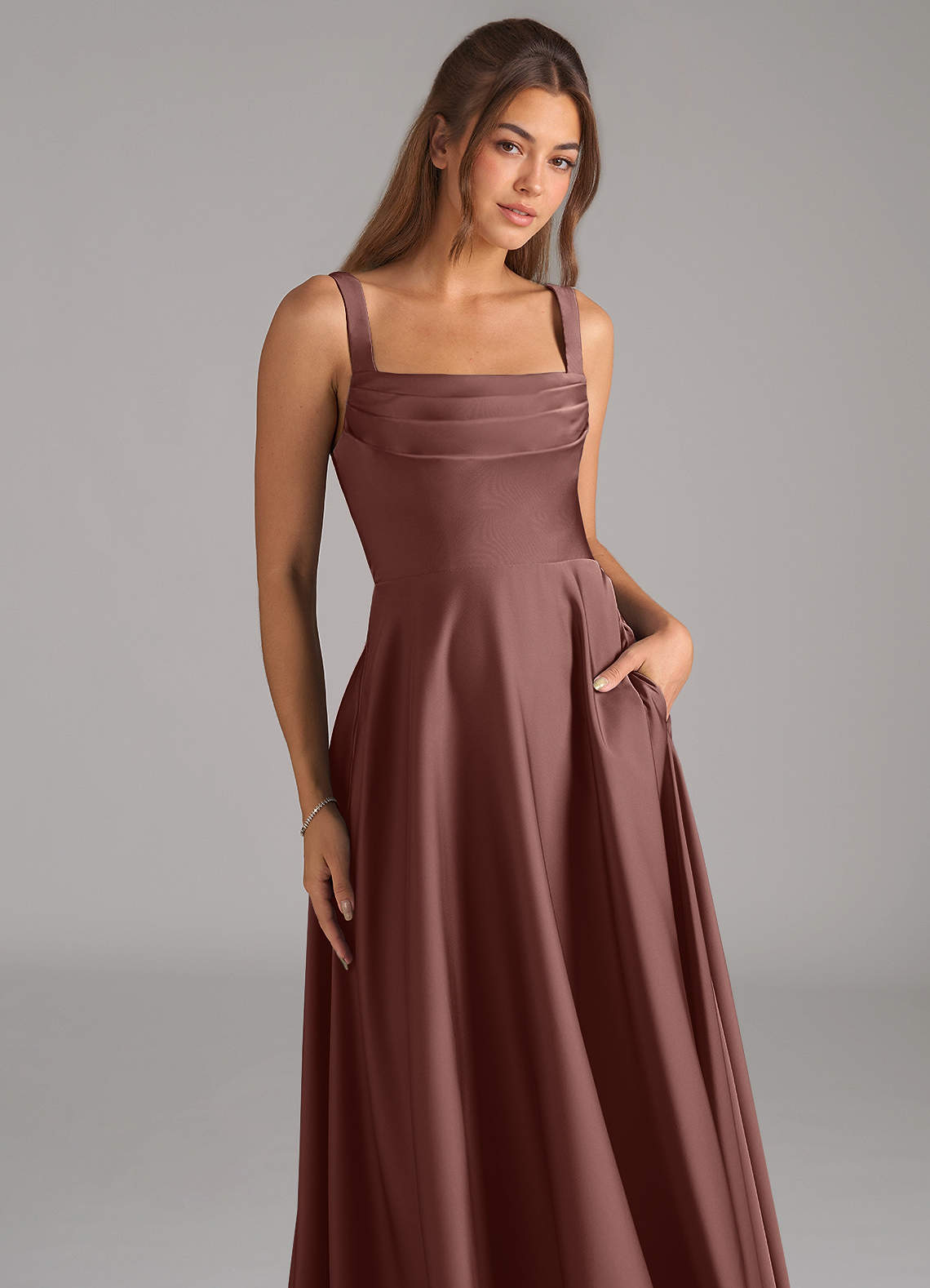 Azazie Shaude Robes de demoiselle d'honneur Robe Trapèze en Satin extensible Plissée Expresso image1