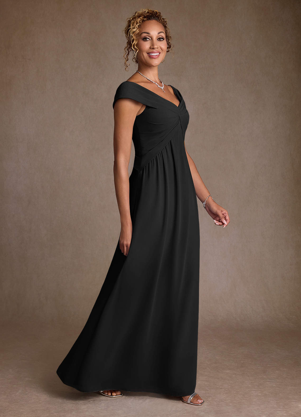 Azazie Myrtle Mère de la mariée Robes Robe Trapèze en Mousseline de soie Plissée Noir image2