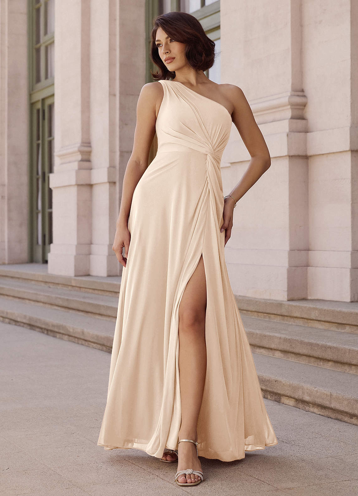 Azazie Brooke Vestidos de damas de honor Vestido de Alabastro Blanco de Gasa de Corte en A con Hombro unilateral image1