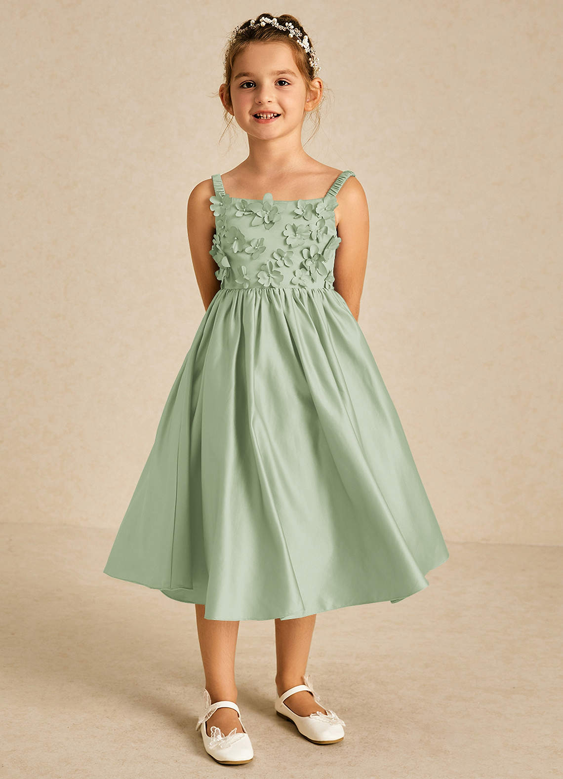 Azazie Midge Blumenmädchenkleider A-Linie Schleifen Matte Satin Kleid Staubiger Salbeigrün image1