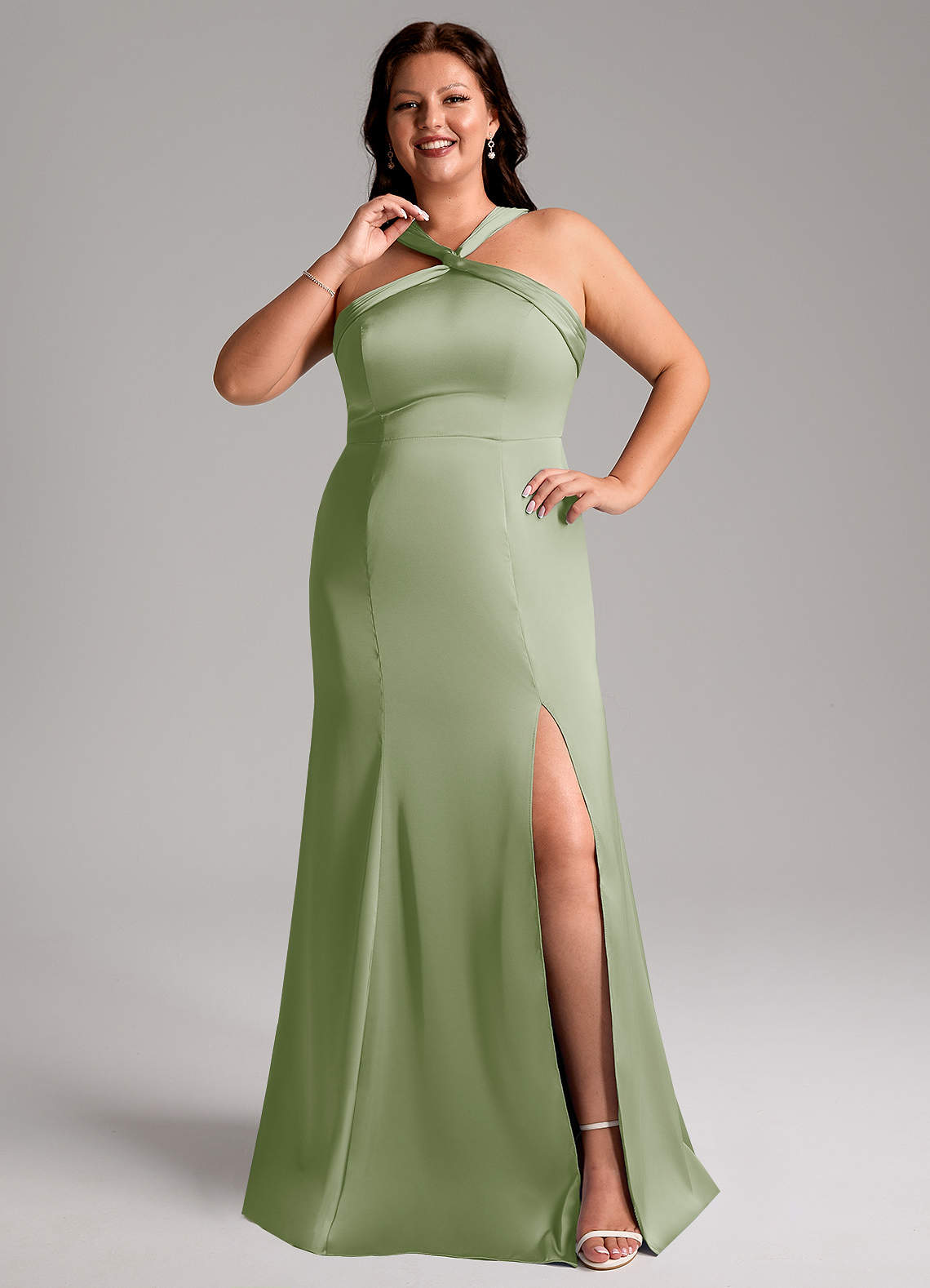 Azazie Rue Robes de demoiselle d'honneur Robe Trapèze en Satin extensible Plissée Vert Sauge image1