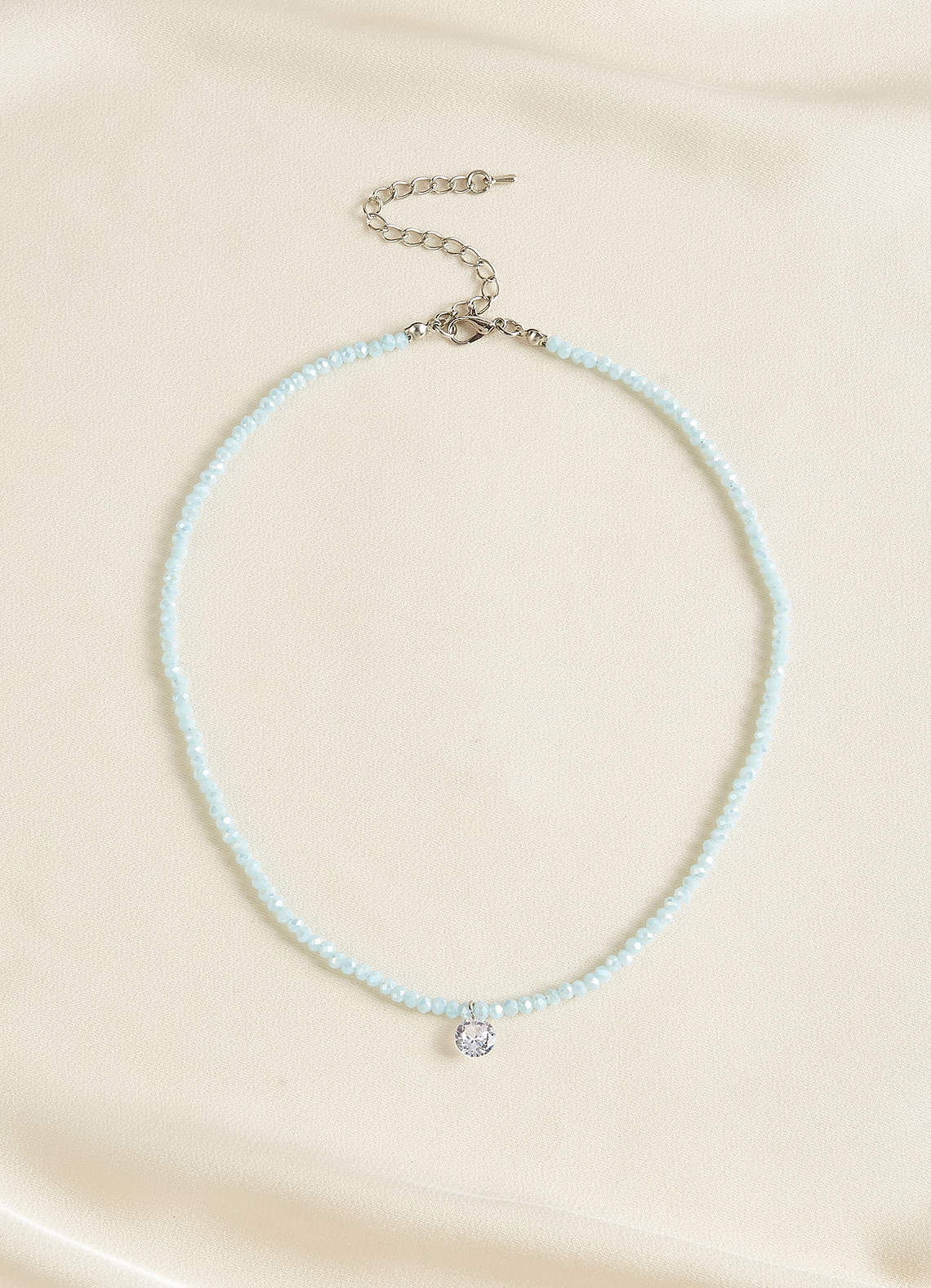 front Himmelsblått pärlhalsband