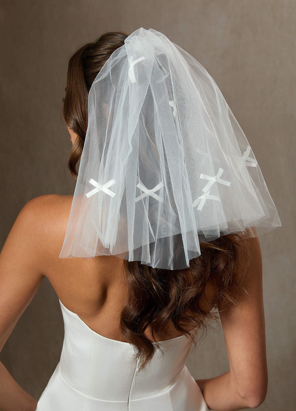 front Véu em camadas com comprimento de ombro e laço disperso
