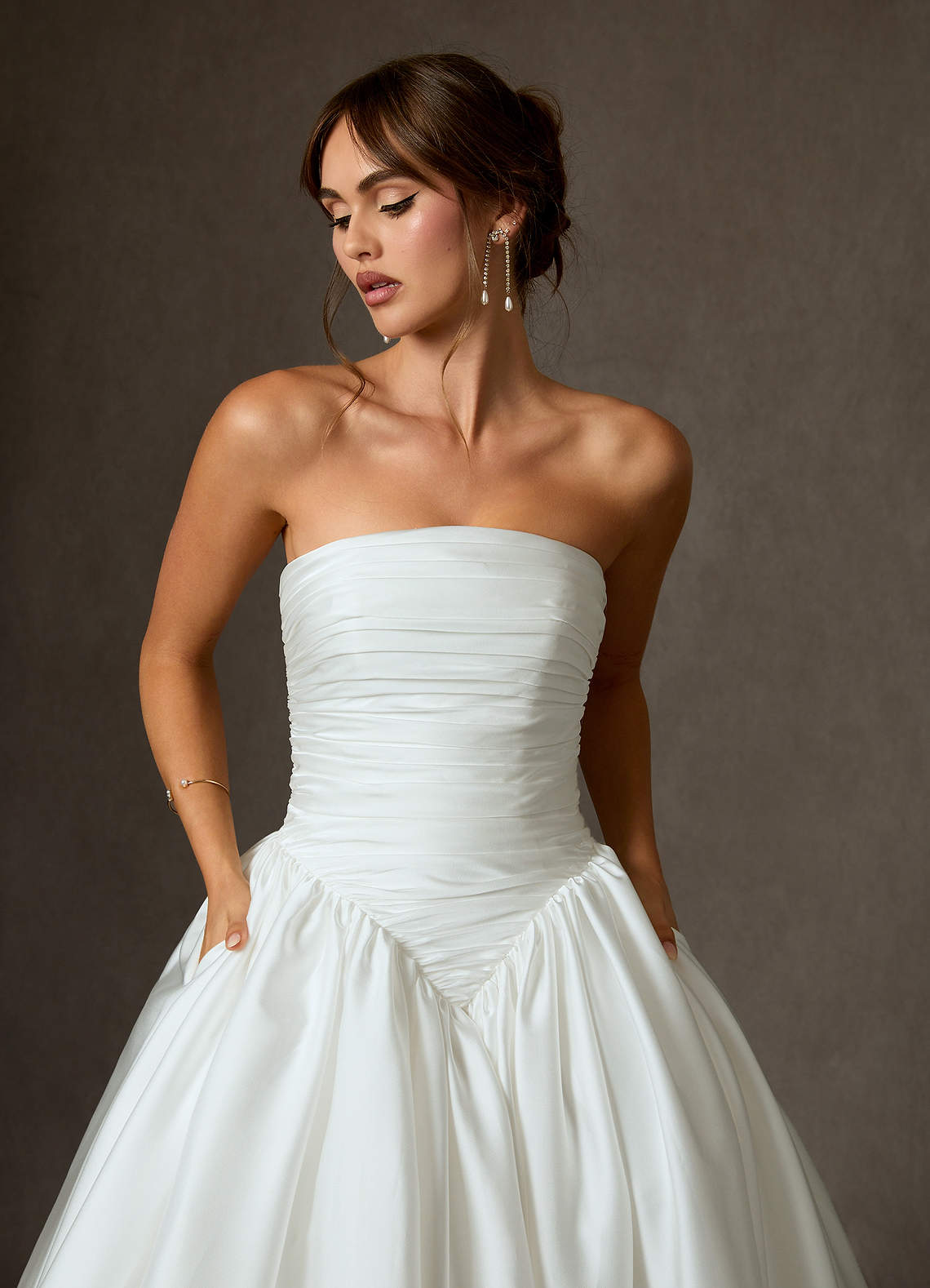 Azazie Shae Vestidos de novia Vestido de Diamante Blanco de Satén Elástico de Corte Princesa con Sin tirantes image6