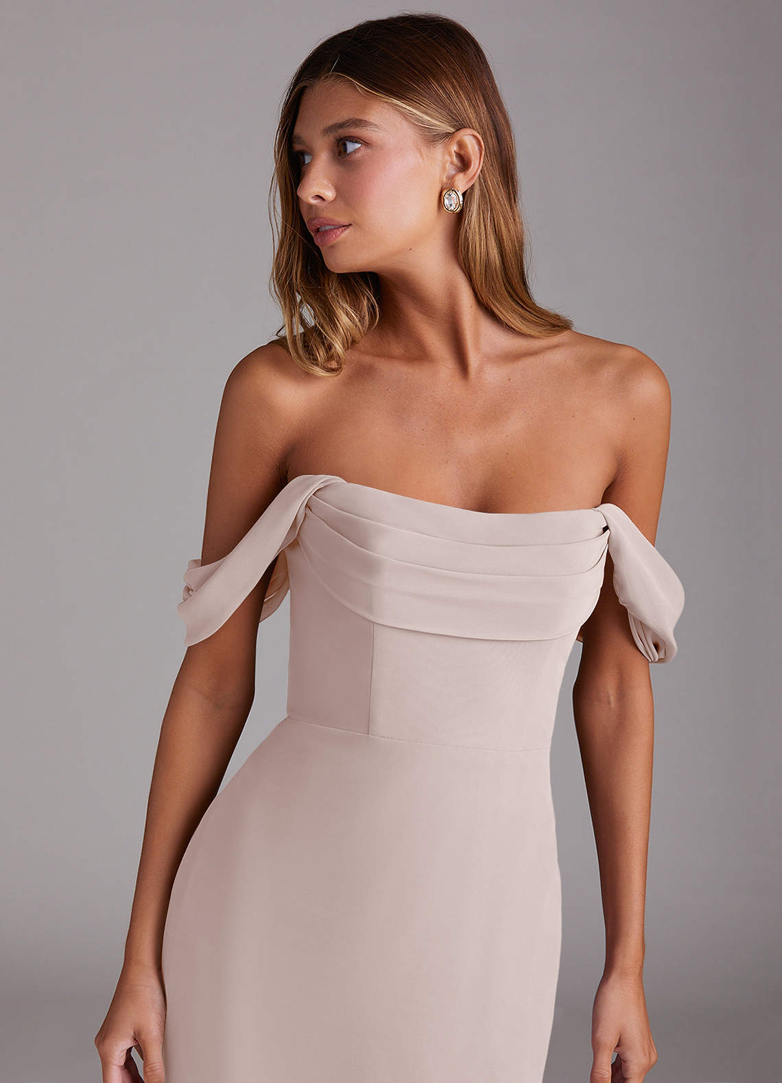 Azazie Saige Vestidos de madrinha de casamento Vestido Pétala De Rosa de Chiffon de Linha A com Fora do ombro image4