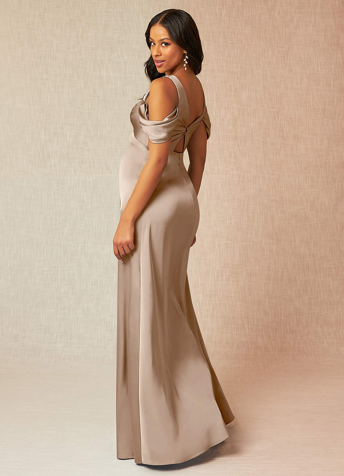 Azazie Rhea vestidos de dama de honor de maternidad Vestido de Corte en A Off The Shoulder Plisado Hasta el suelo Satén Elástico image4