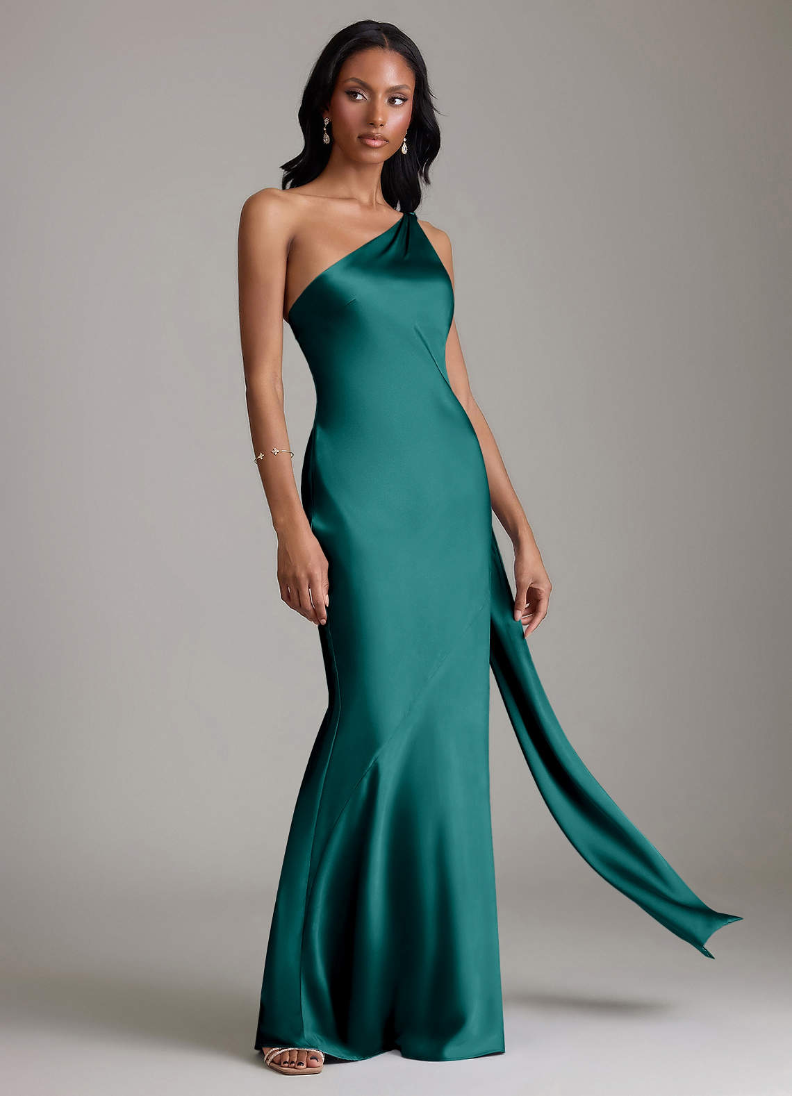 Azazie Juniper Vestidos de damas de honor Vestido de Pavo Real de Satén Elástico de Corte Sirena con Hombro unilateral image4