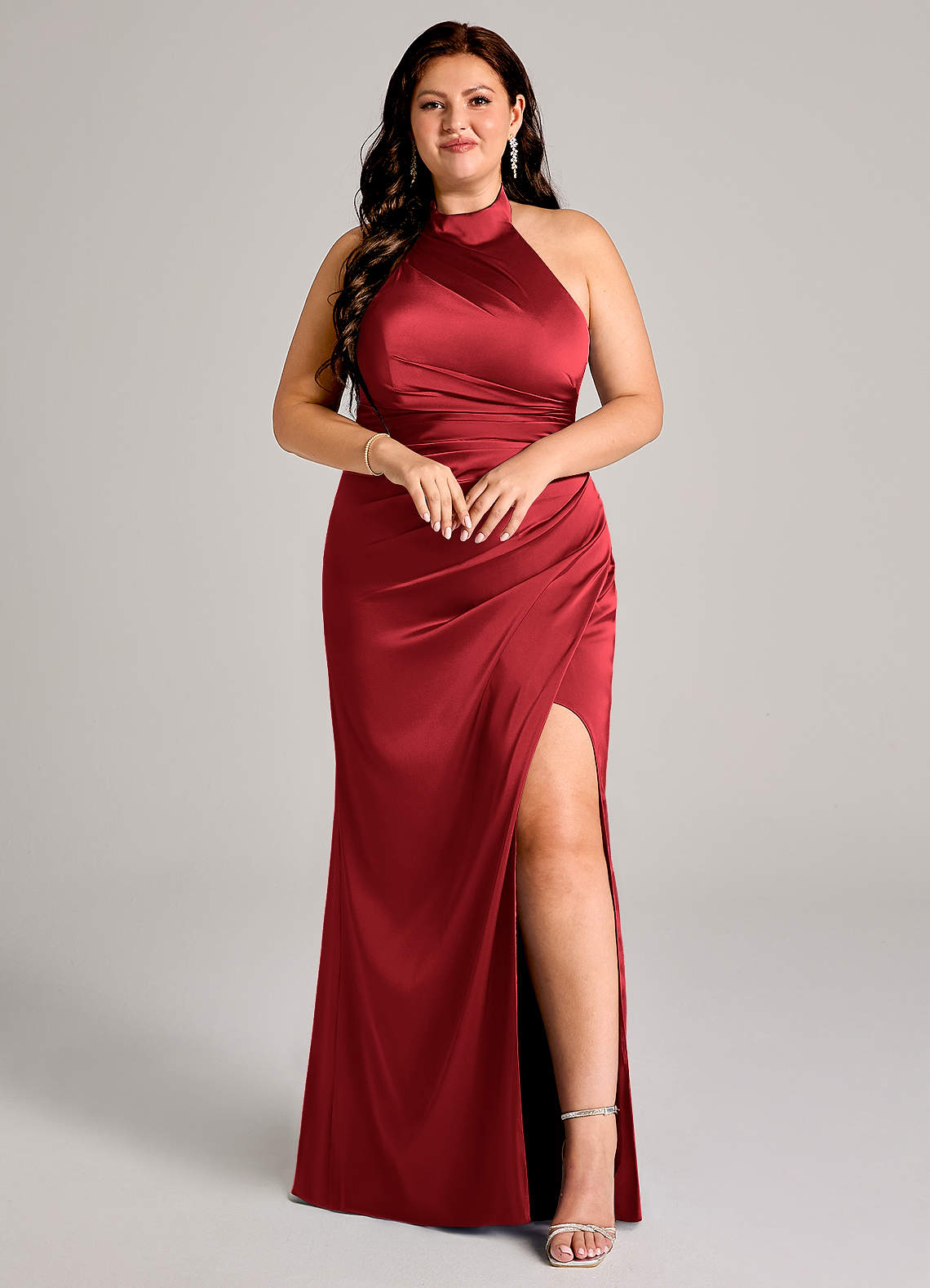 Azazie Jemma Vestidos de damas de honor Vestido de Escarlata de Satén Elástico de Corte Recto con Plisado image1