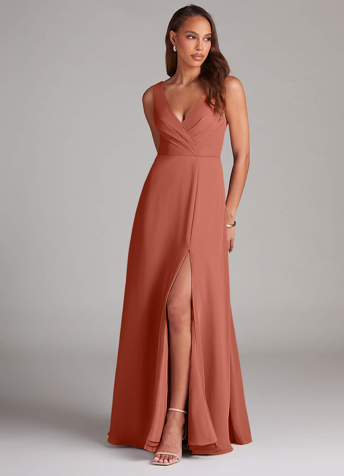 Azazie Nelly Robes de demoiselle d'honneur Robe Trapèze en Mousseline de soie Plissée Argile image1