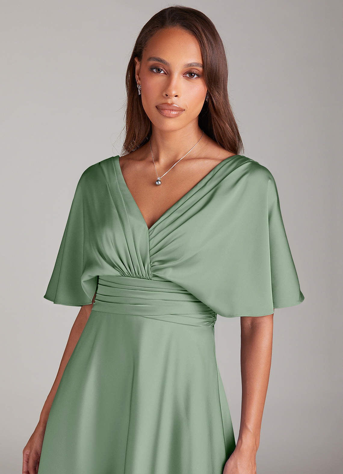 Azazie Pamela Robes de demoiselle d'honneur Robe Trapèze en Satin extensible Plissée Matcha image4