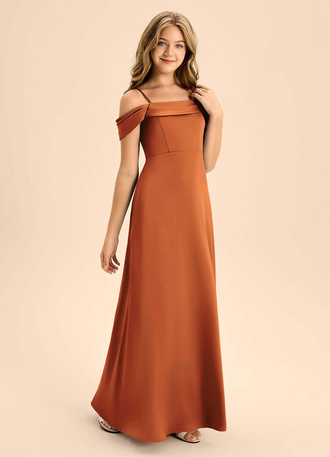 Azazie Anselie Junior Vestido Canela de Cetim elástico de Linha A com Fora do ombro image4