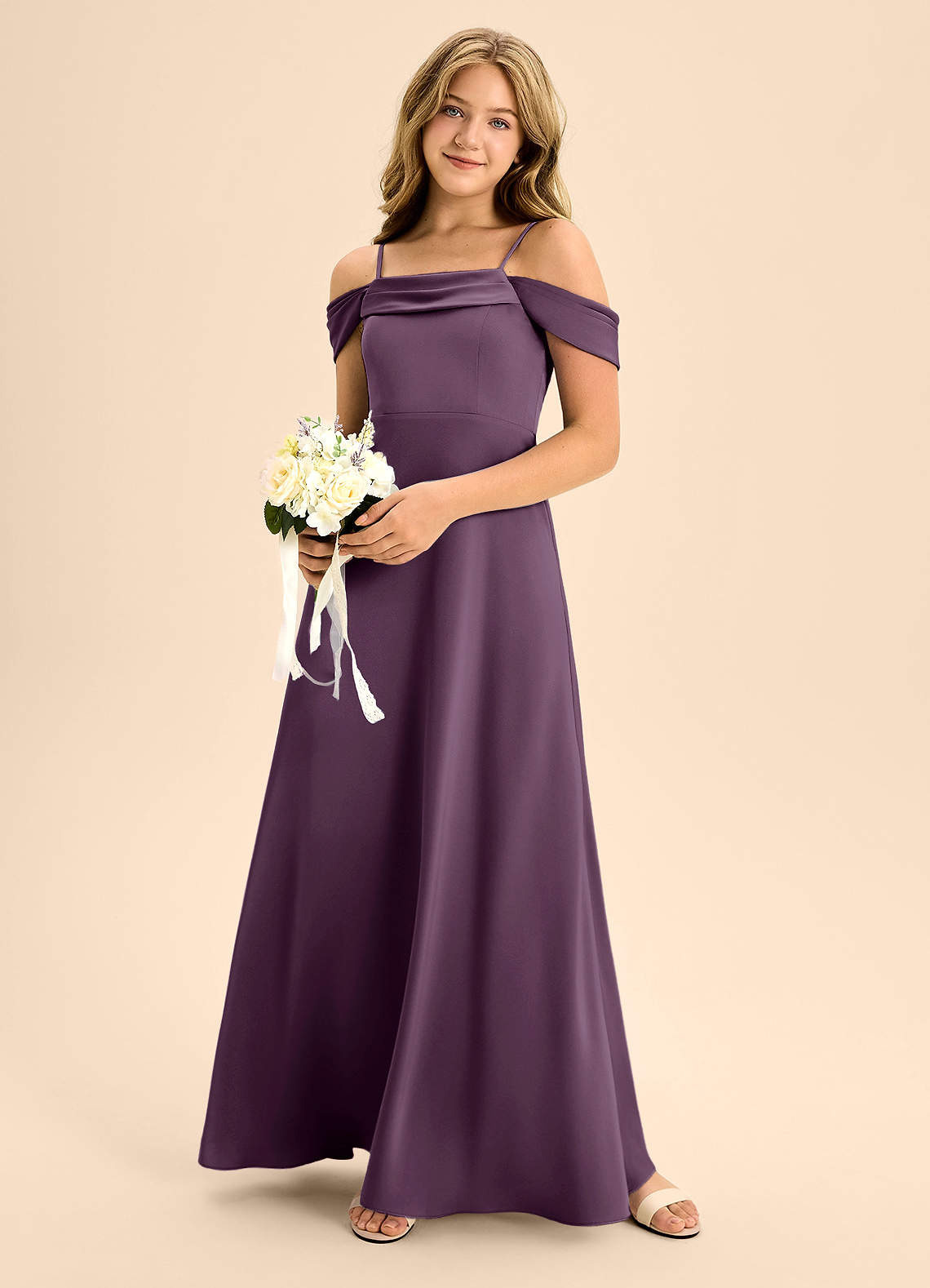 Azazie Anselie Junior Vestido de Ciruela de Satén Elástico de Corte En A con Vestidos sin tirantes image1