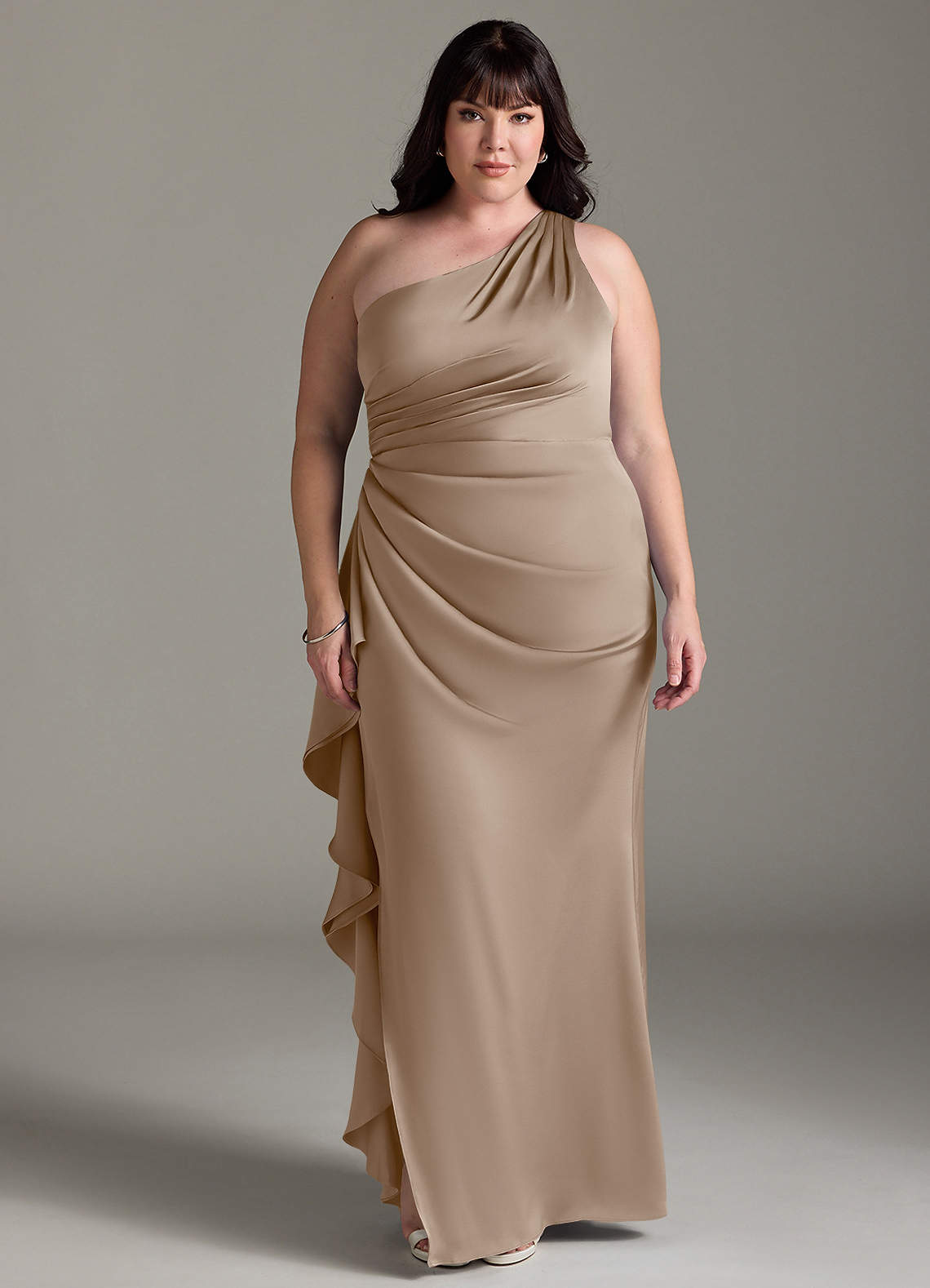 Azazie Latrice Brautjungfernkleider Etui Kaskadierende Rüschen an einer Schulter Stretch-Satin Kleid Taupe image1
