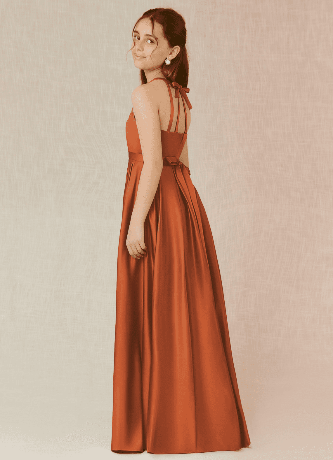 Azazie Arianthe Junior Vestido Canela de Cetim elástico de Linha A com com bolsos image2