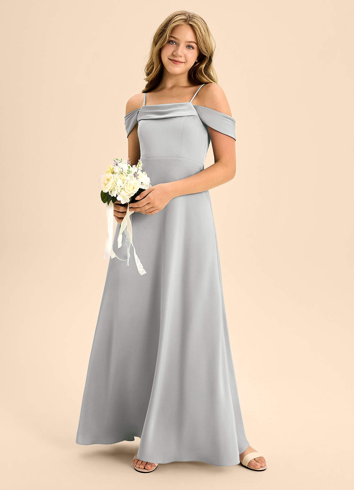 Azazie Anselie Junior Vestido de Plata de Satén Elástico de Corte En A con Vestidos sin tirantes image1