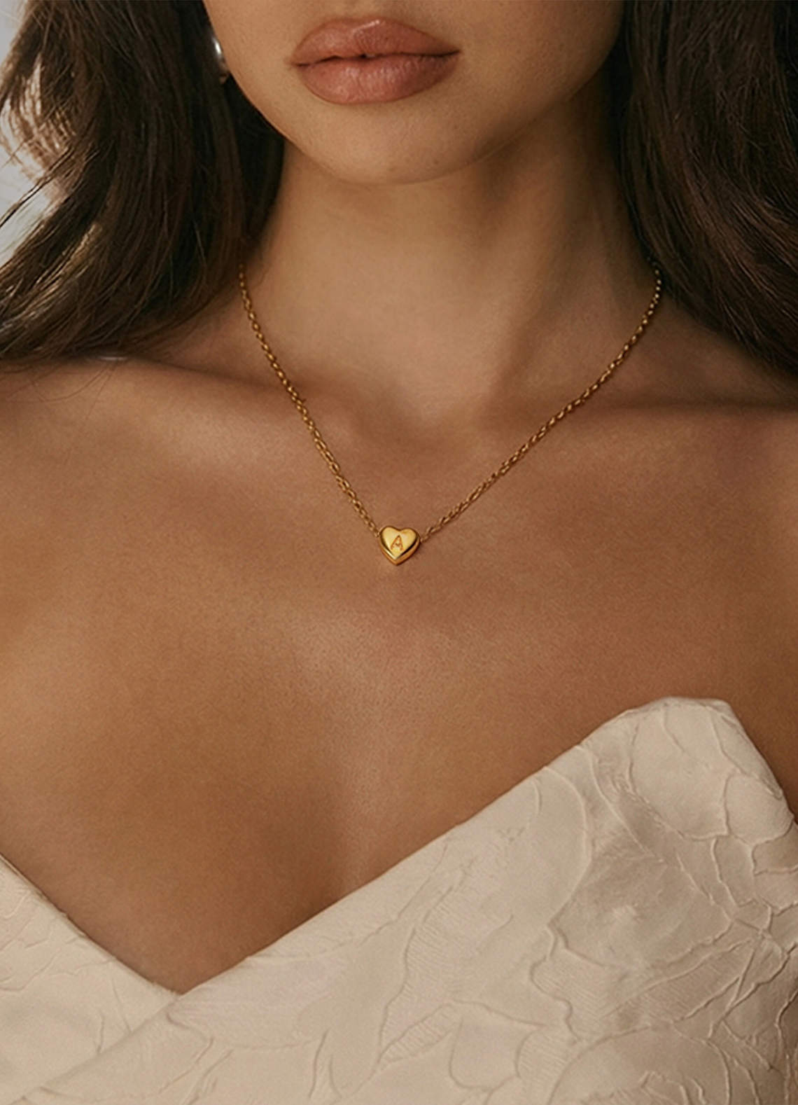 front 18 karaatin kullattu sydämenmuotoinen kirjainkoru