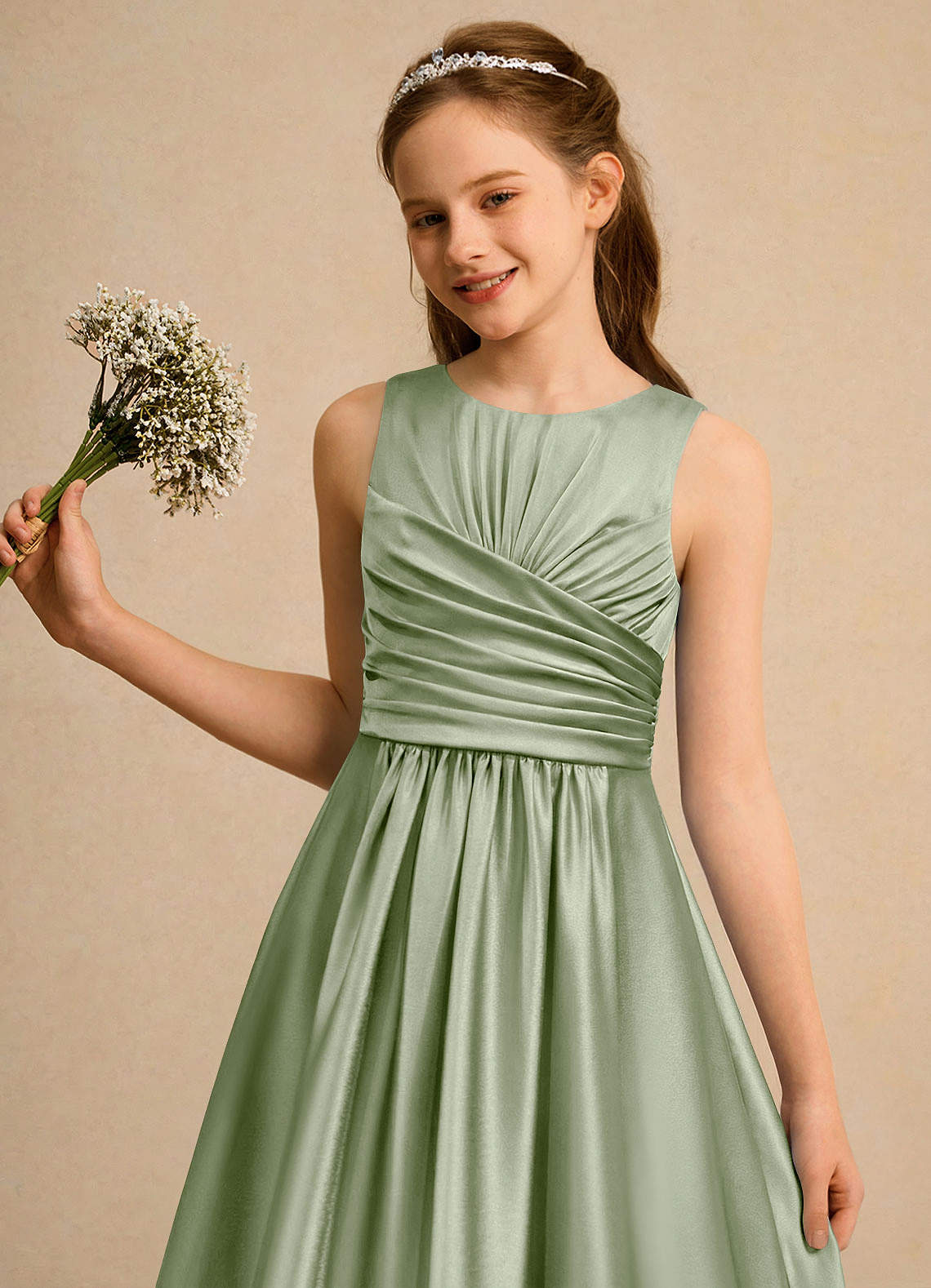 Azazie Ducky Girls Formal Vestidos de florista Vestido Dusty Sage de Cetim elástico de Linha A com Plissado image5