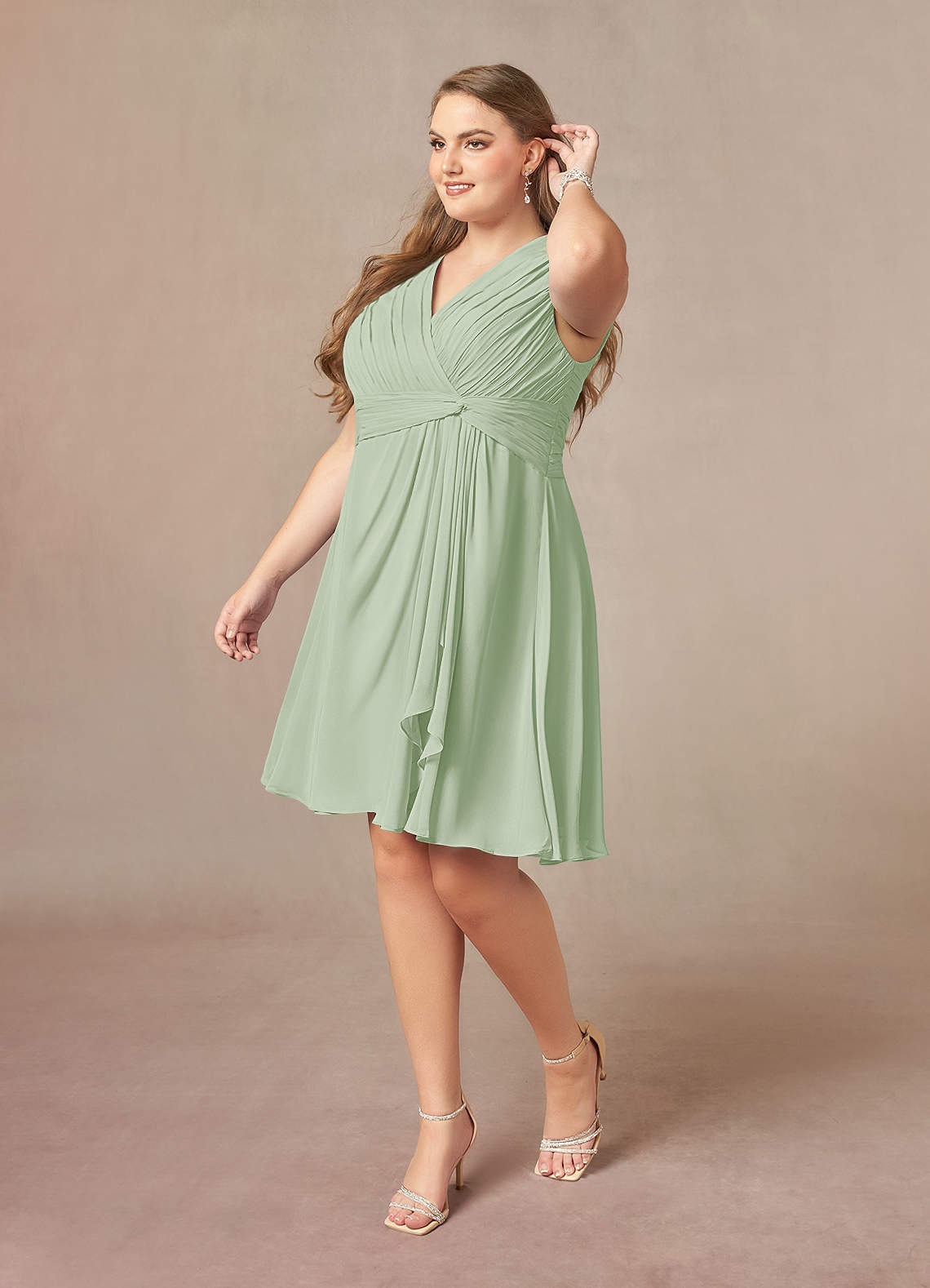 Azazie Theron Mère de la mariée Robes Robe Trapèze en Mousseline de soie Col V plissé Vert Sauge image7