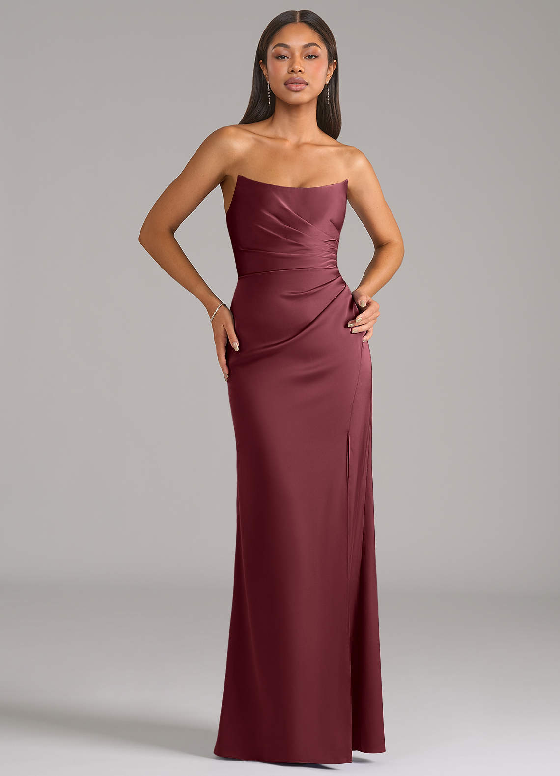 Azazie Marla Robes de demoiselle d'honneur Robe Fourreau Convertible en Satin extensible Sans bretelle Merlot image1