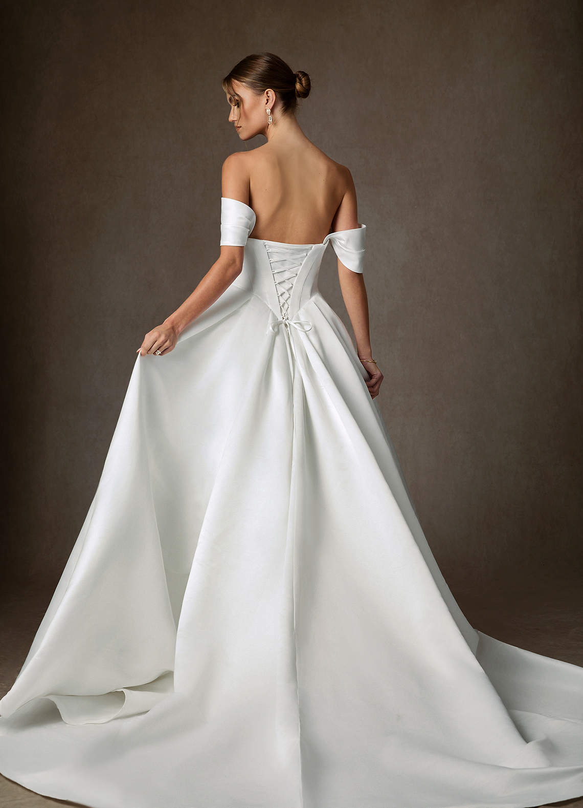 Azazie Suki Robes de mariée Robe Princesse en Satin Épaule décolletée Blanc De Diamant image1