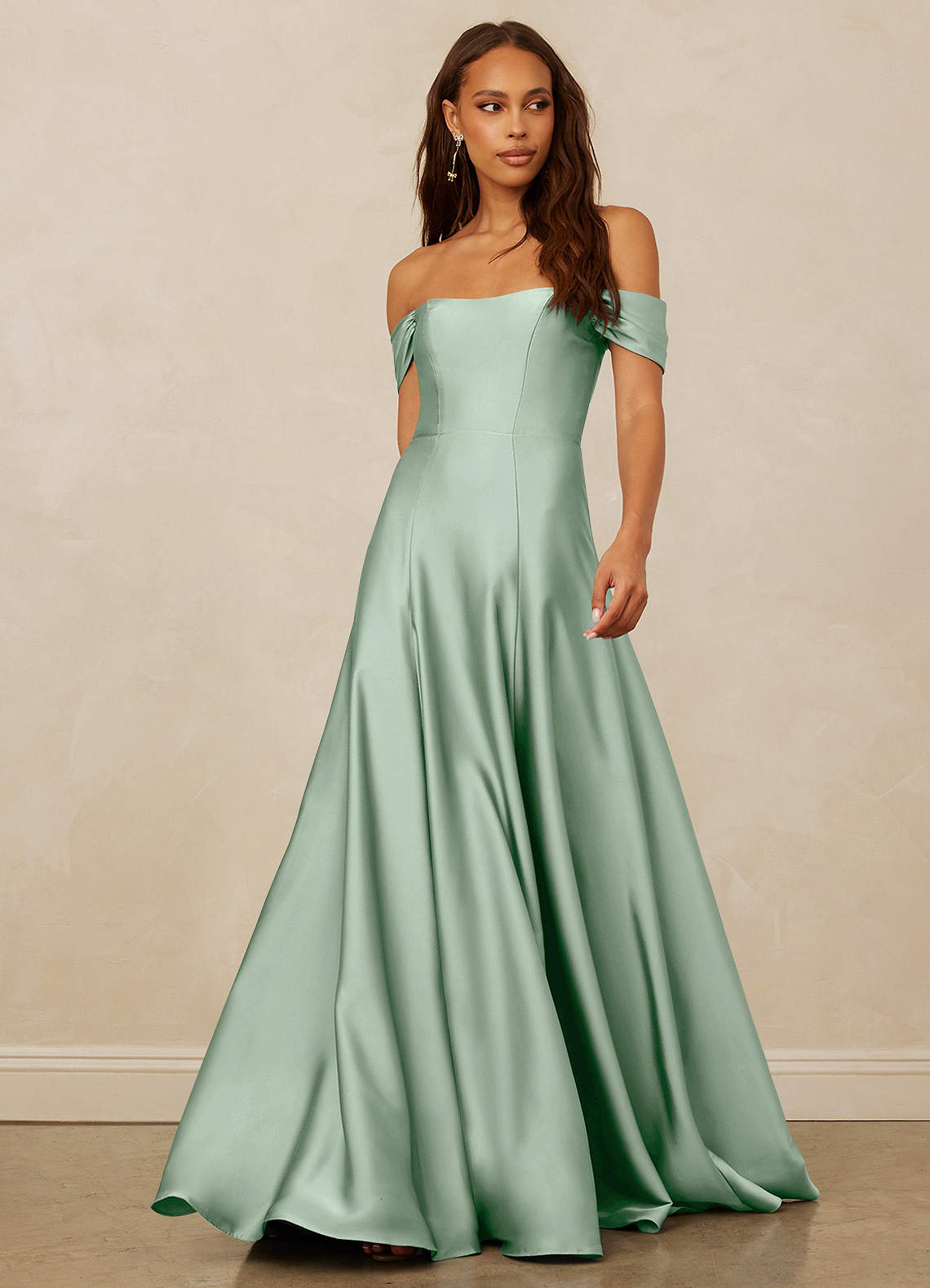 Christian Siriano Bridal for Azazie 1002 Robes de demoiselle d'honneur Robe Trapèze Convertible en Satin extensible Épaule décolletée Agave image1