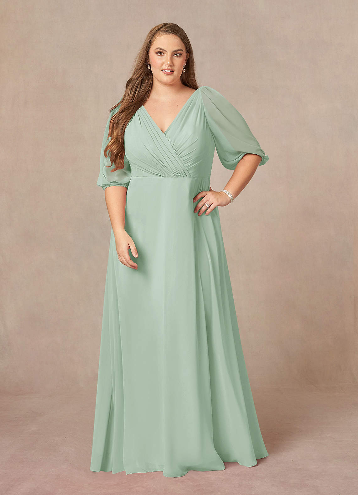 Azazie Bronwyn Mère de la mariée Robes Robe Trapèze en Mousseline de soie Col V froncé Agave image1