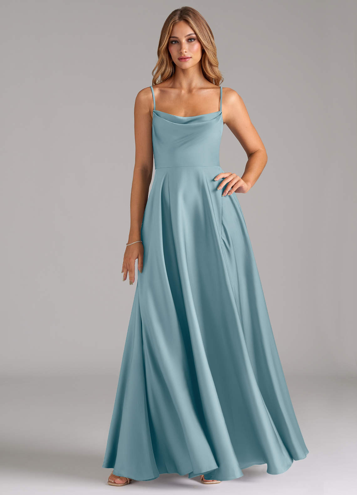 Azazie Elle Robes de demoiselle d'honneur Robe Trapèze en Satin extensible Plissée Bleu Maussade image1