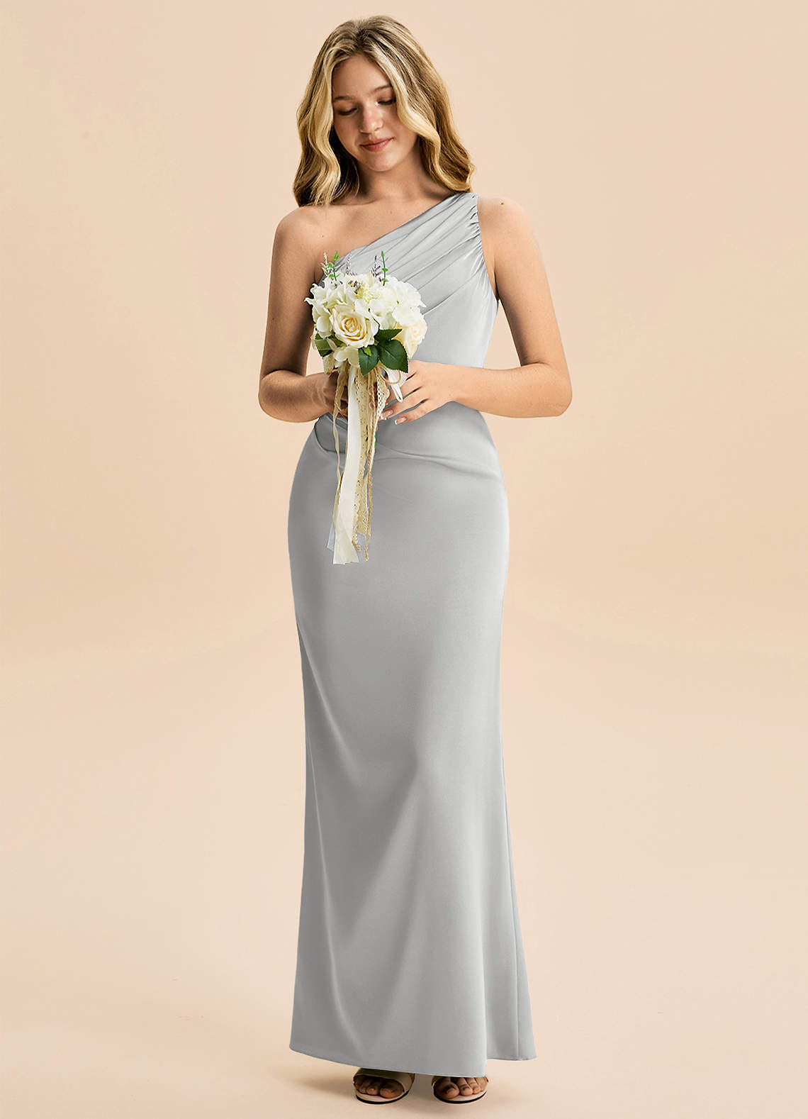 Azazie Akilah Junior Robe Fourreau en Satin extensible Plissée Argent image3