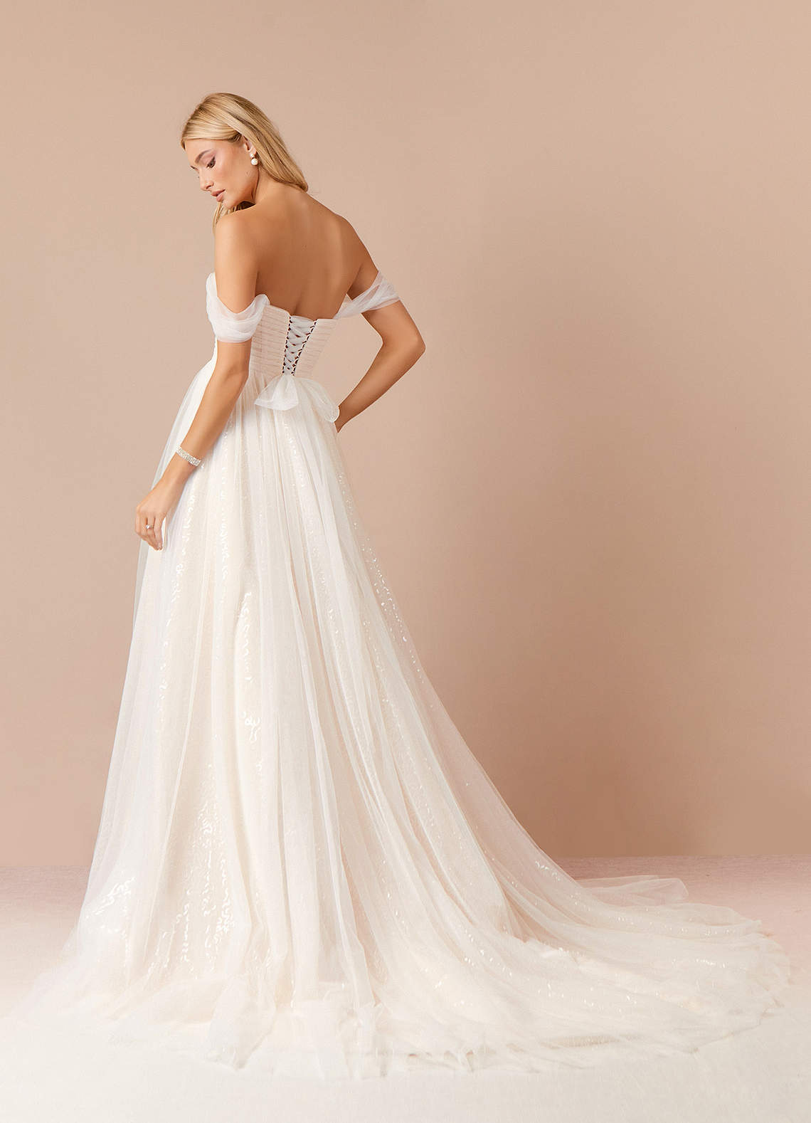 Azazie Maia Vente Finale Robe Trapèze en Tulle Épaule décolletée Diamant Blanc Champagne image3