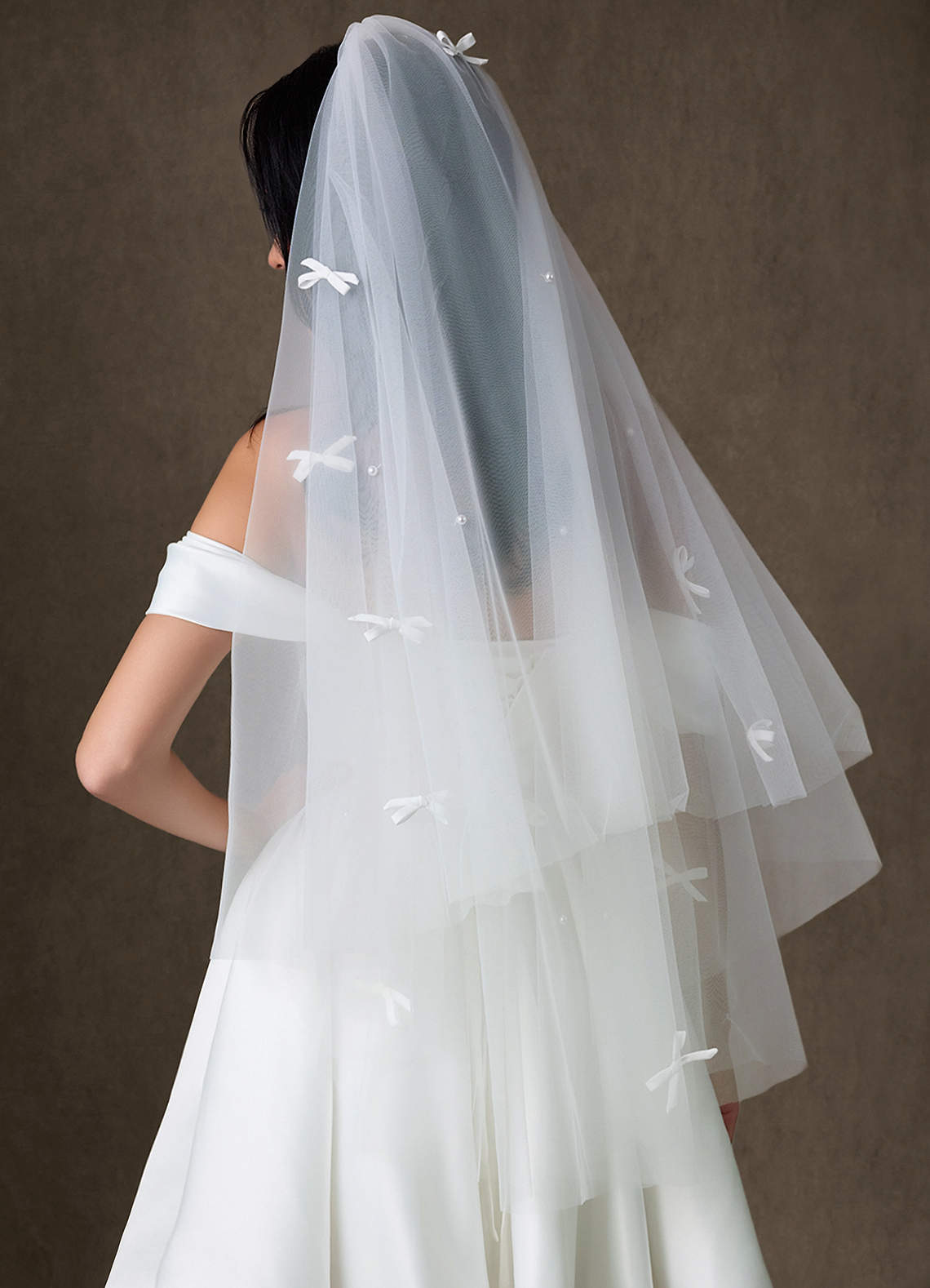 front Voile à double couche Lily Bow Pearl Fingertip Veil
