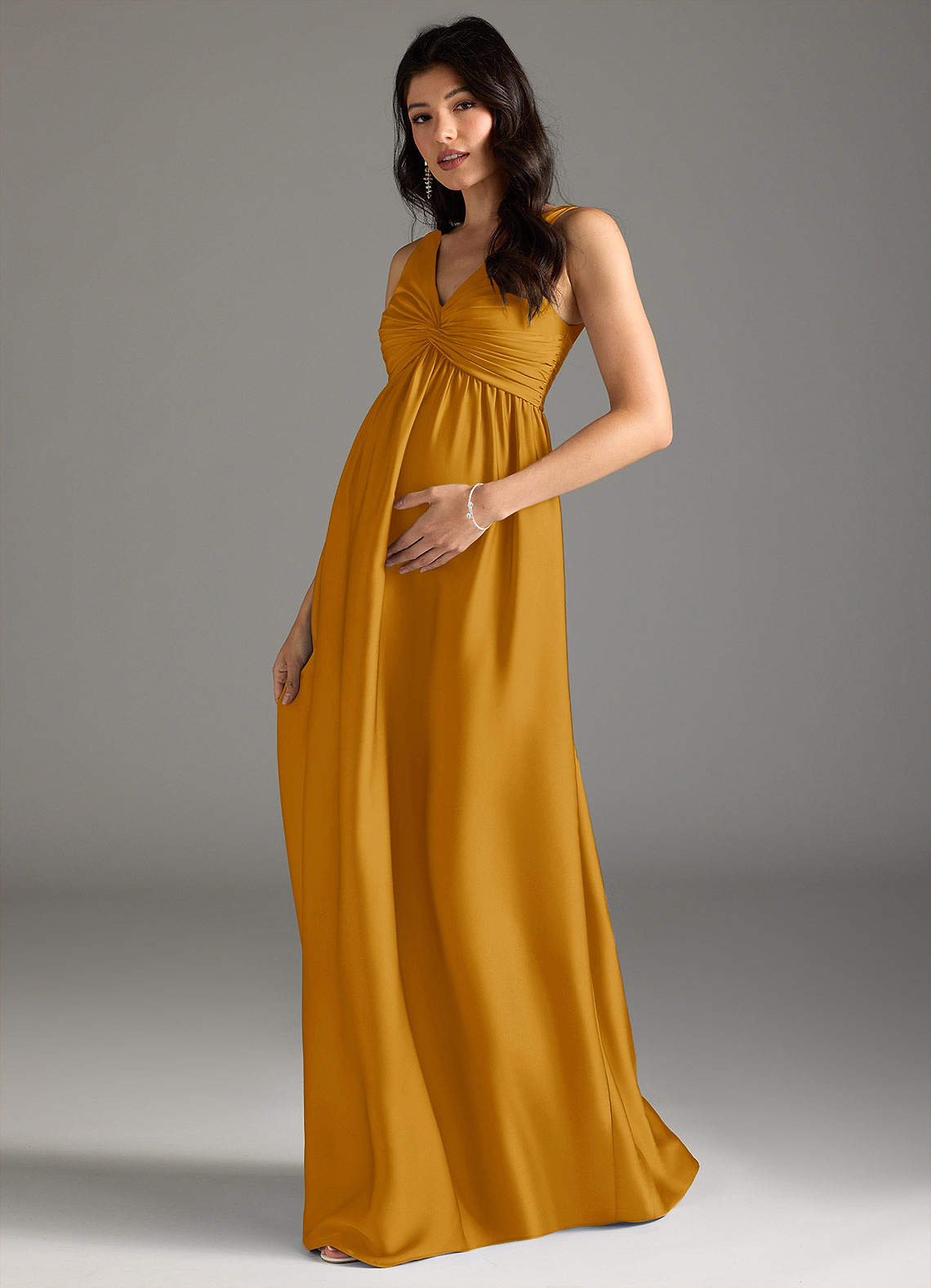 Azazie Yetta Robes de demoiselle d'honneur de maternité Robe Trapèze Plissée Longueur ras du sol Satin extensible image1