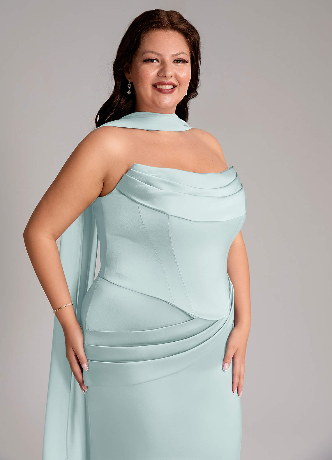 Azazie Sorrel Vestidos de damas de honor Vestido de Neblina de Satén Elástico de Corte Sirena Convertible con Sin tirantes image9