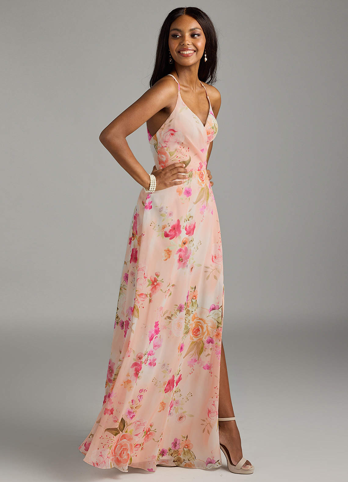 Azazie Davis Essayer des robes à la maison Robe Trapèze en Mousseline de soie Col en V Bouquet Florale Abstrait image4